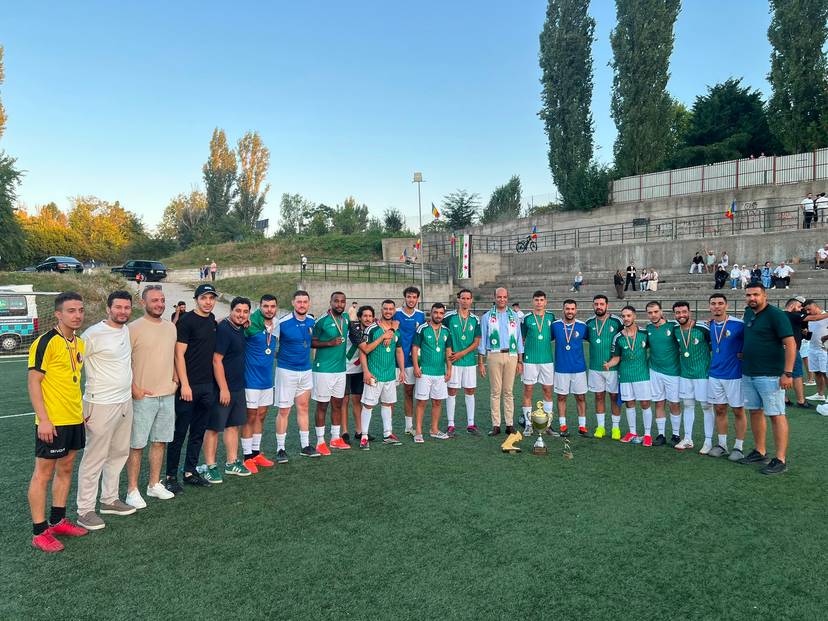 تتويج منتخب الجالية الجزائريةببطولة الجاليات العربية لكرة القدم في رومانيا